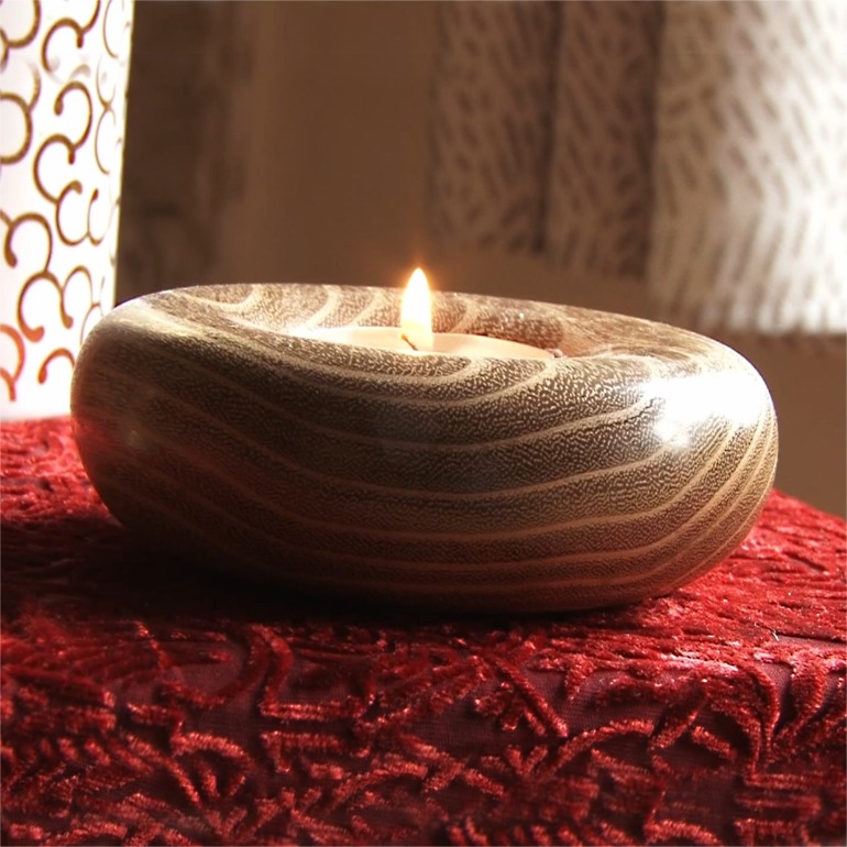 Bougie dans une pierre arrondie